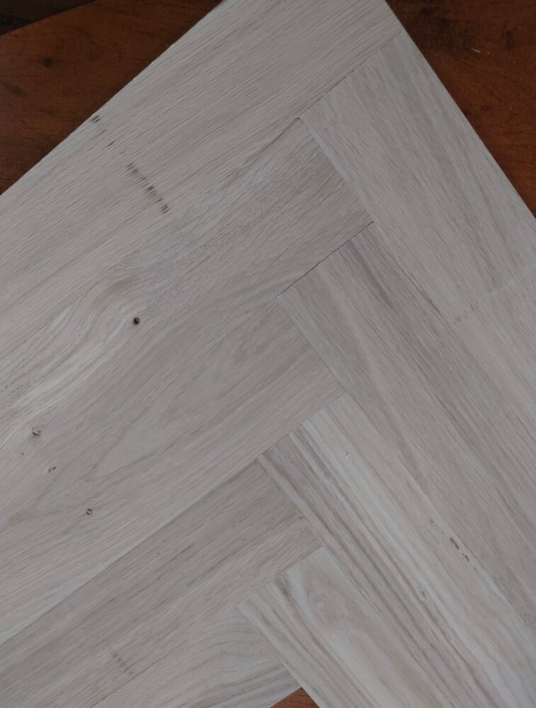 Sillbensparkett Ek Rustik med splint 16x68x340 mm. - UTFÖRSÄLJNING