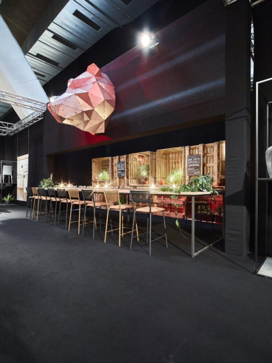 Mörkröd löpare i nålfilt